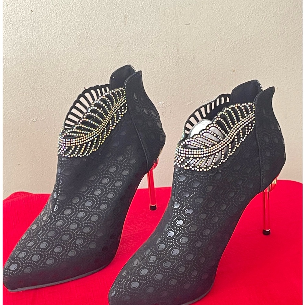 Goldtone Stilleto Heels W/Diamond Accent.